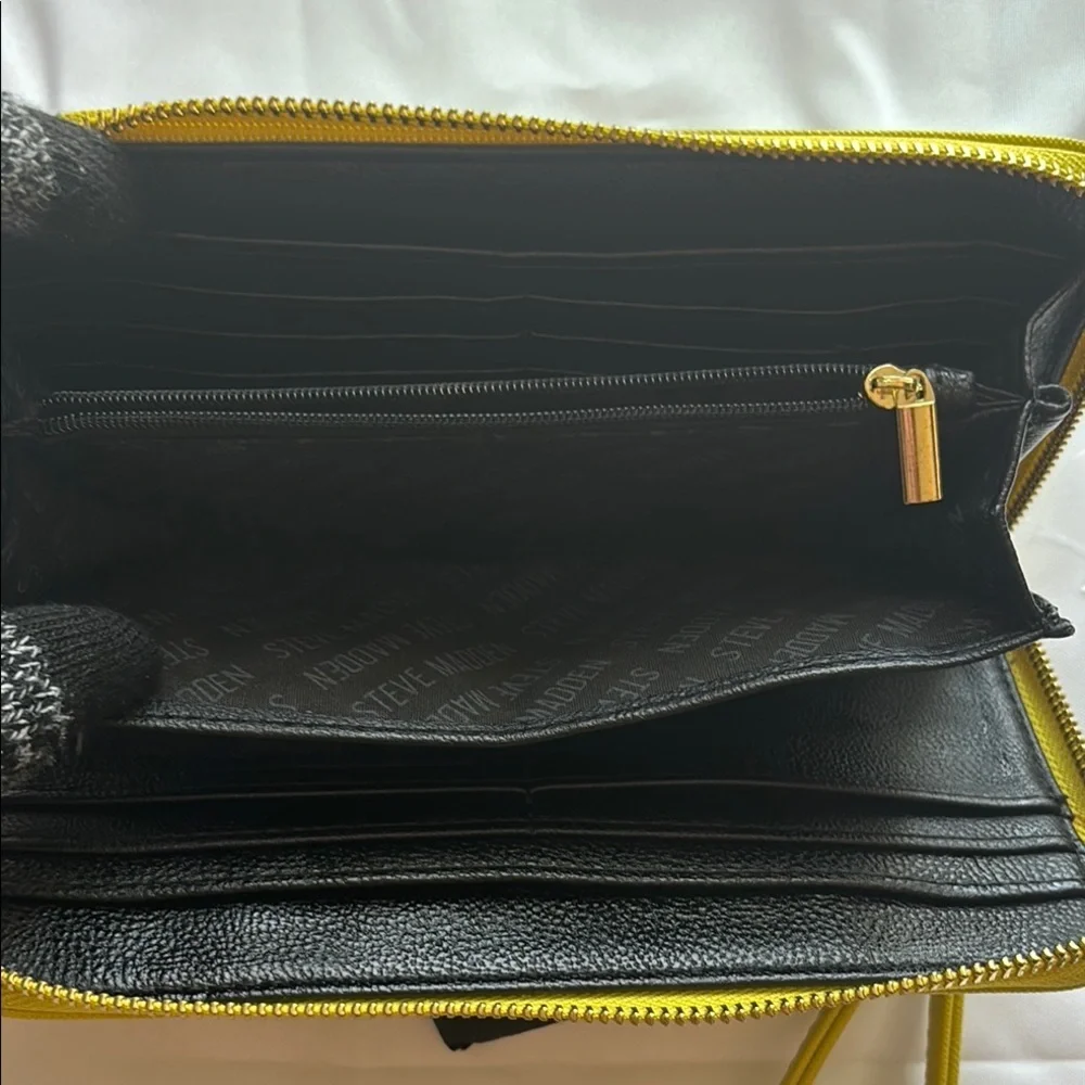Steve Madden Bzippy Zip Around Wallet – NWT (Flawed)